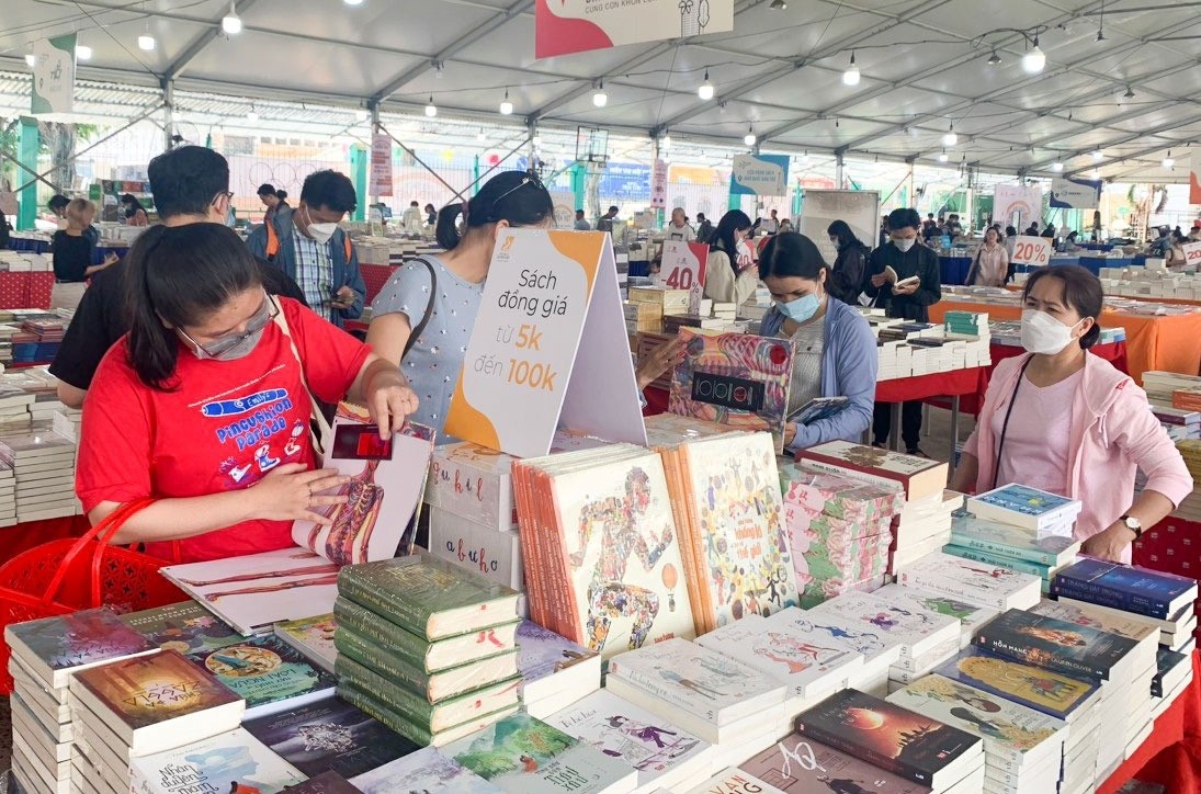 Hoi sach xuyen Viet lan 6 hinh anh