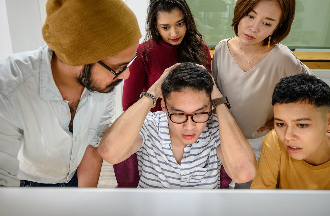 So sanh tinh trang cang thang tai noi lam viec cua nam va nu hinh anh