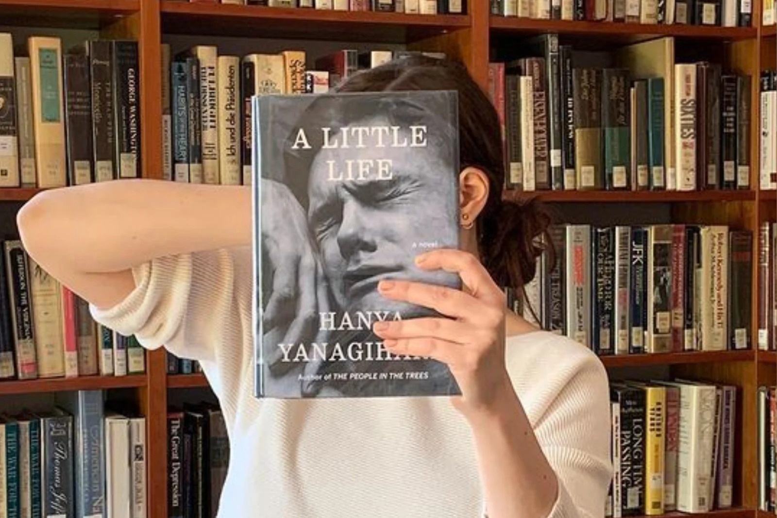 Ly giai con sot cua cuon tieu thuyet ve bi kich hinh anh