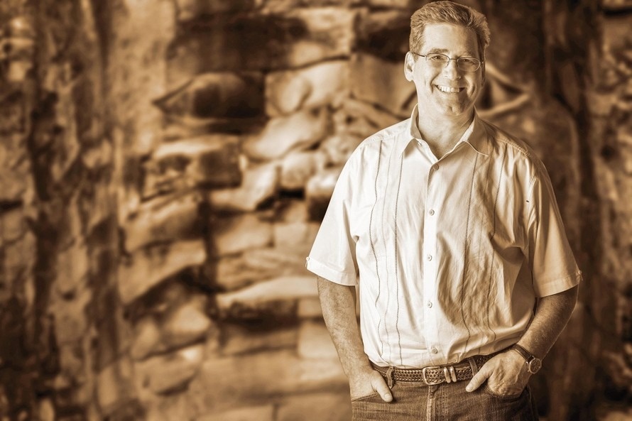 Nha tho My Bruce Weigl va nhung nhip cau ket noi bang van chuong hinh anh