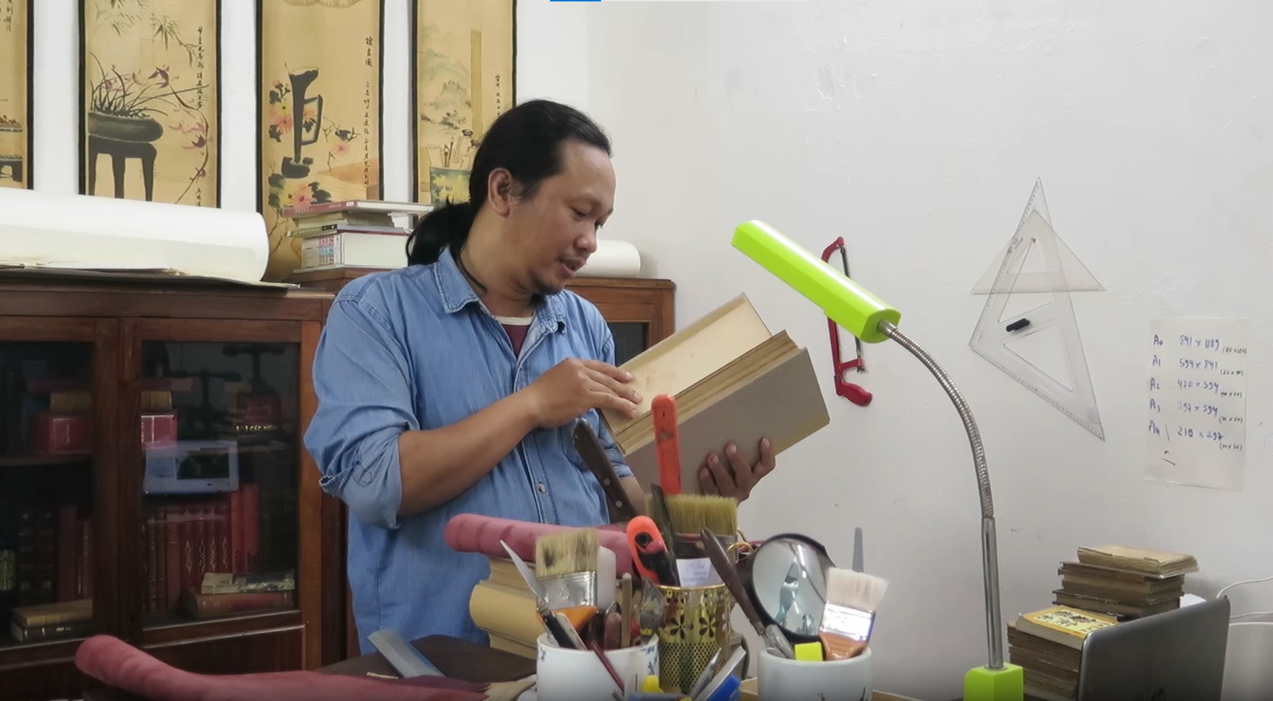 Nguoi 'hoi sinh' nhung cuon sach xua quy hiem hinh anh