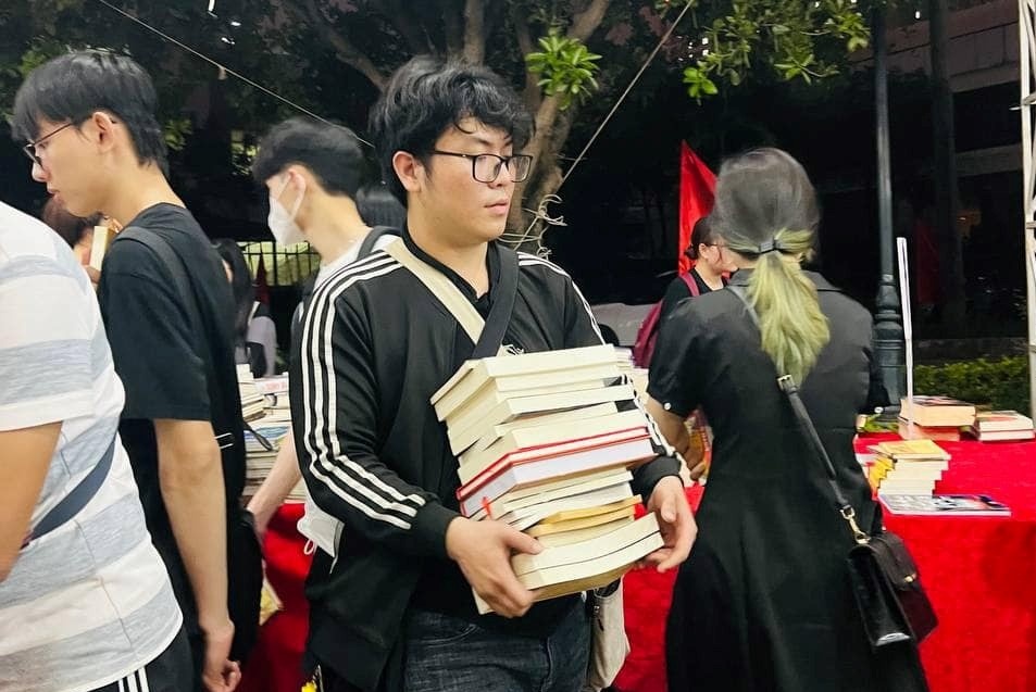 Hoi sach cho ban doc yeu tri thuc nen tang hinh anh