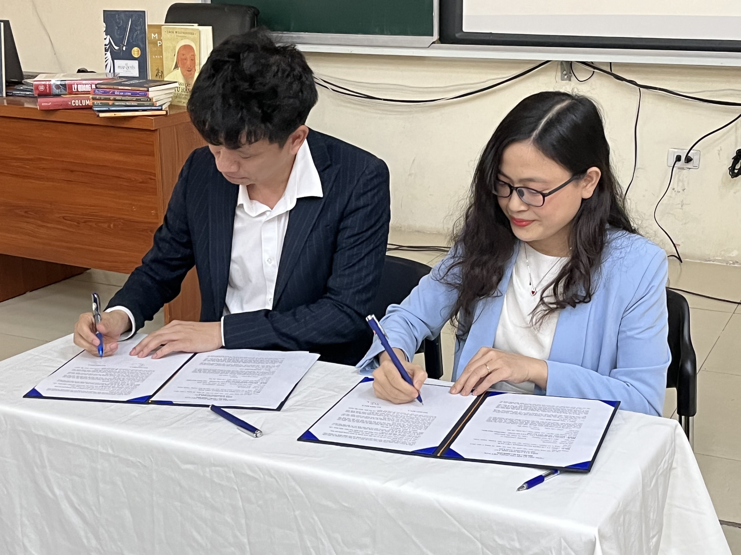 tu sach ve luat anh 1