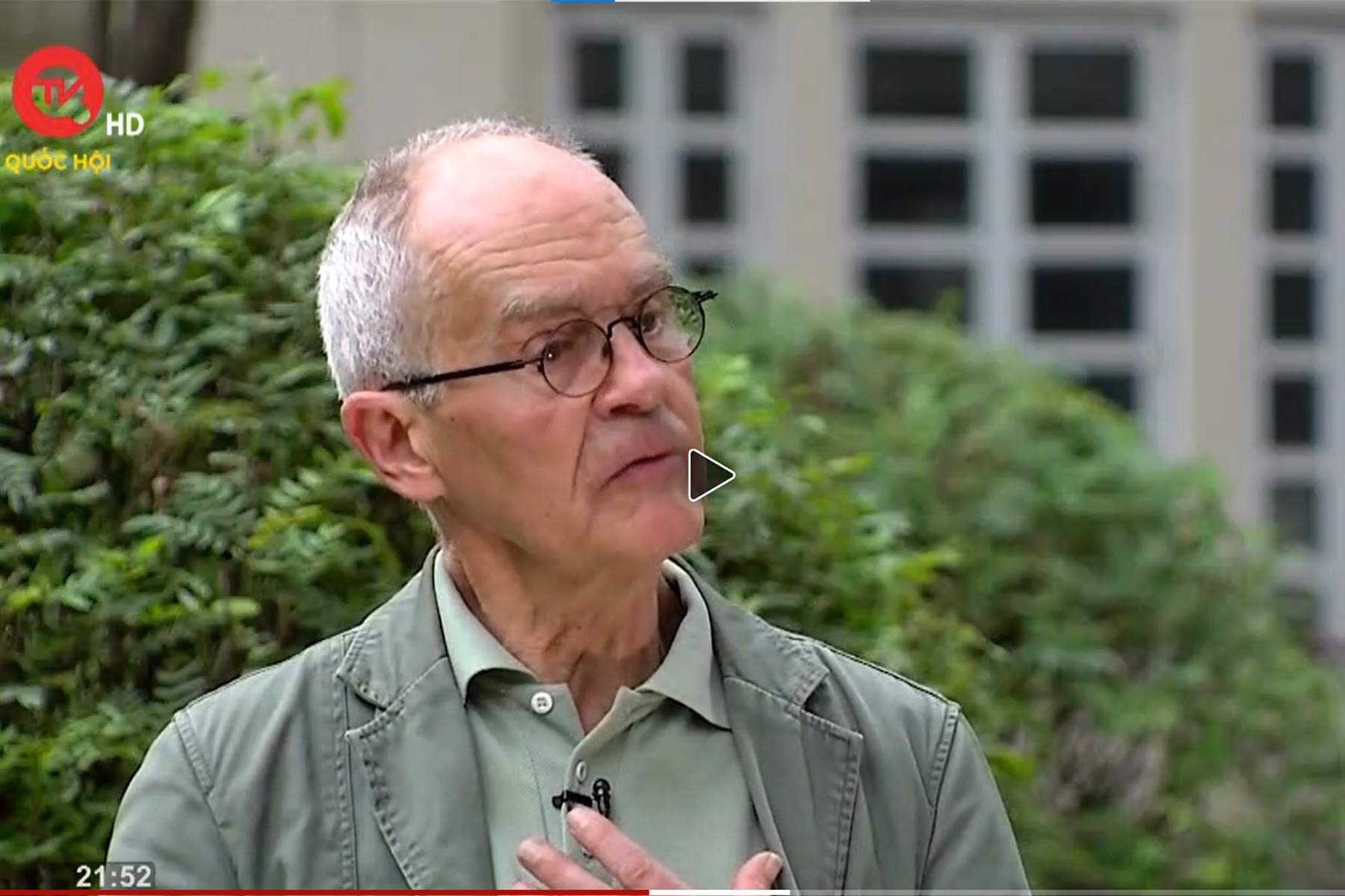 Nha van Jean Pierre Outer - cau noi giua nen van hoa Viet- Bi hinh anh