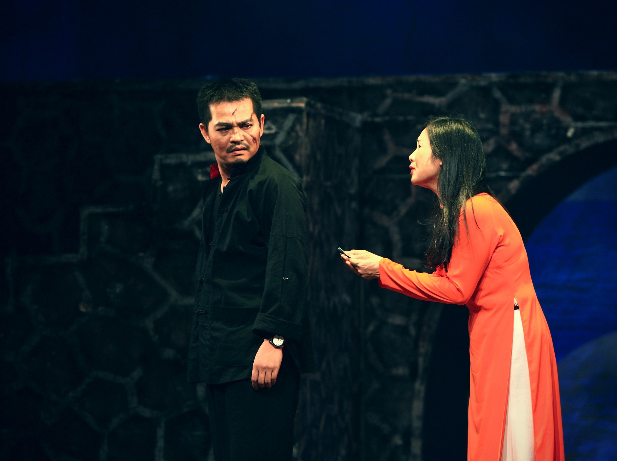 Buc tranh tran trui ve nguoi cung kho hinh anh