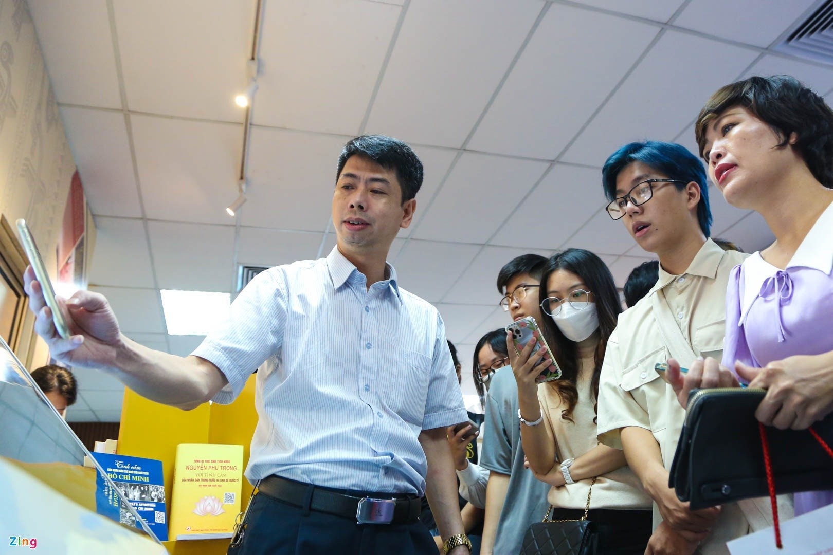 thi truong sach chinh tri anh 3