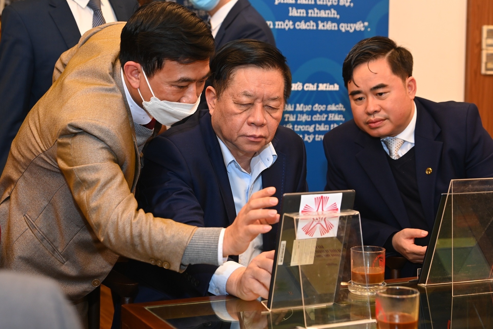 Dua sach ly luan chinh tri tiep can rong rai doc gia hinh anh