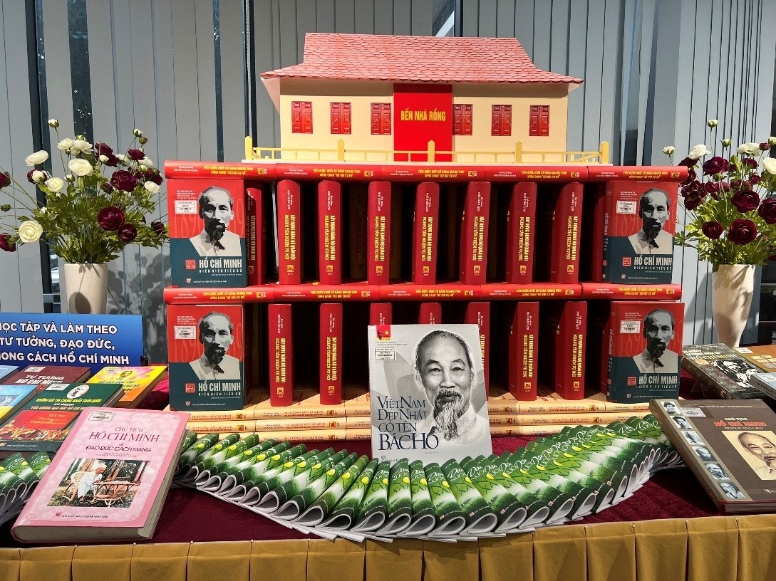 Ngay Sach va Van hoa doc Viet Nam lan thu hai tai Thu vien Quan doi hinh anh