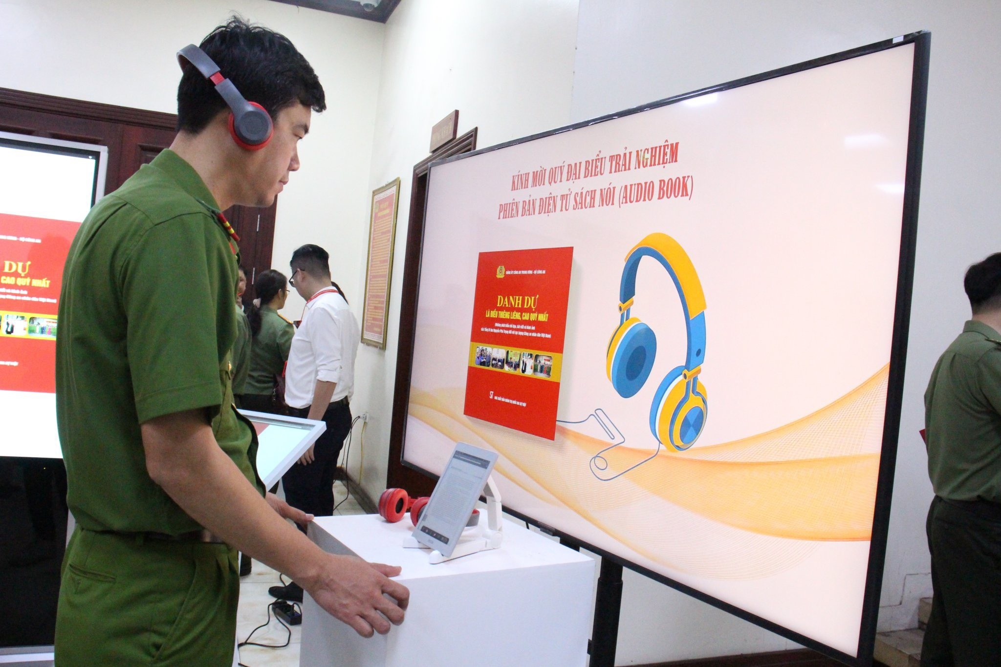 Ra mat sach 'Danh du la dieu thieng lieng, cao quy nhat' hinh anh