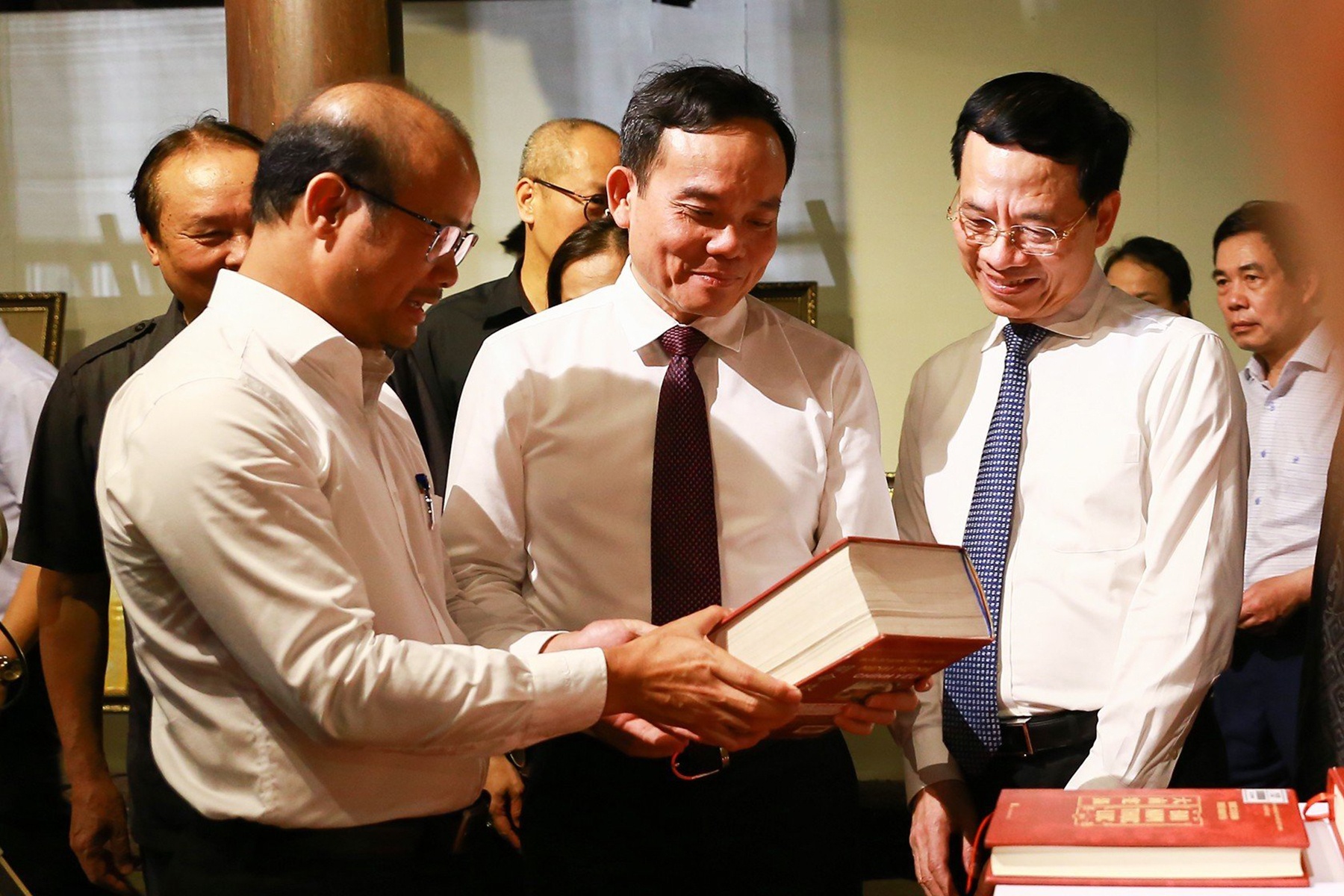 Sach la nen tang tinh than, khoi day khat vong phat trien dat nuoc hinh anh