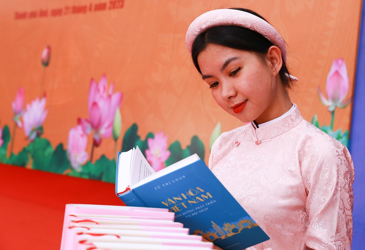 Trao truyen van hoa qua xuat ban pham hinh anh