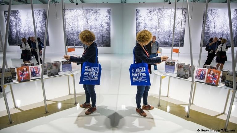 Hoi sach Frankfurt thoi dai dien tu hinh anh