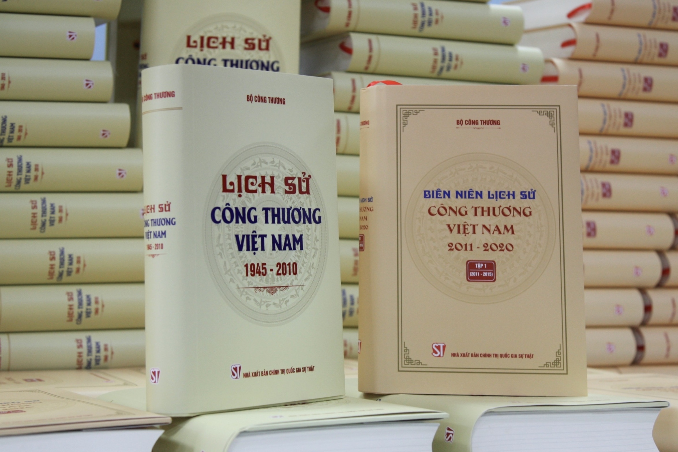 Ra mat bo sach ve lich su nganh Cong Thuong Viet Nam hinh anh
