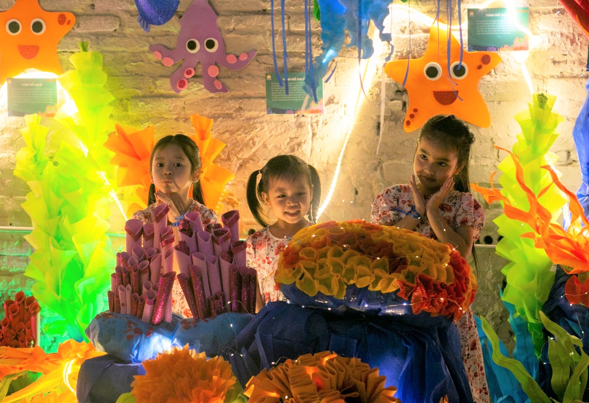 Cho tre chao he voi san ho va rua bien hinh anh