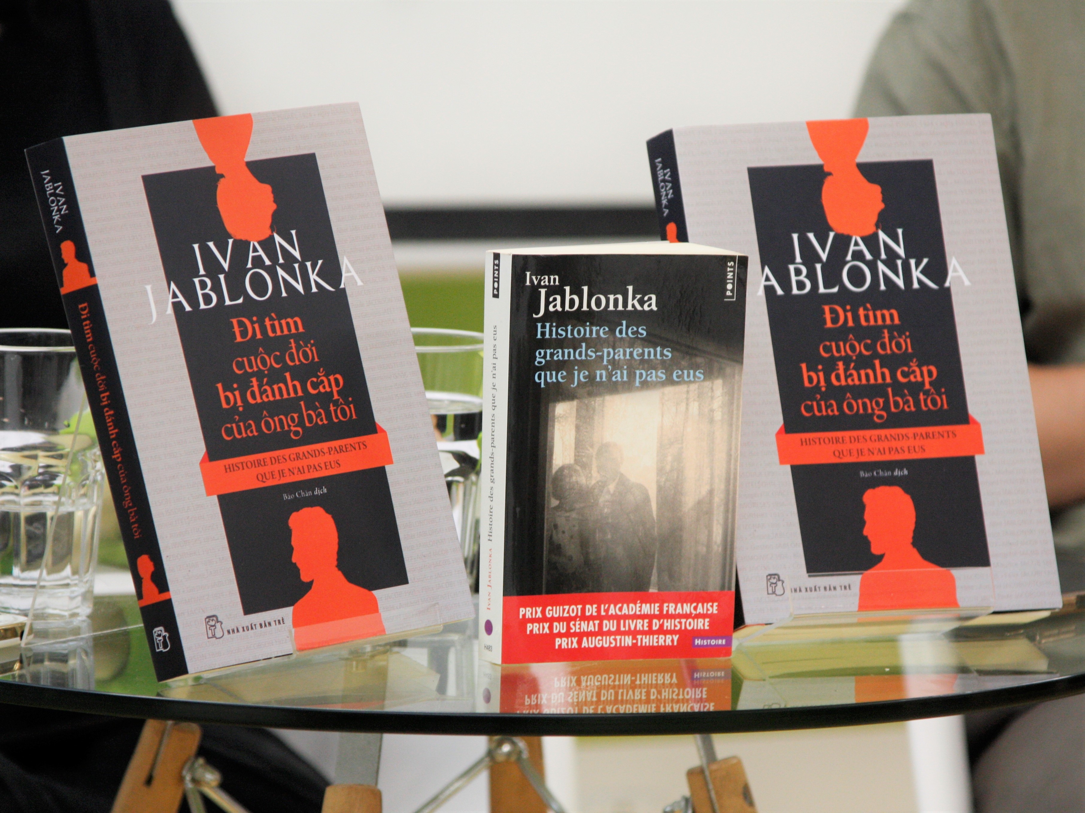 Nha van dua nhau 'lam nghien cuu khoa hoc' hinh anh