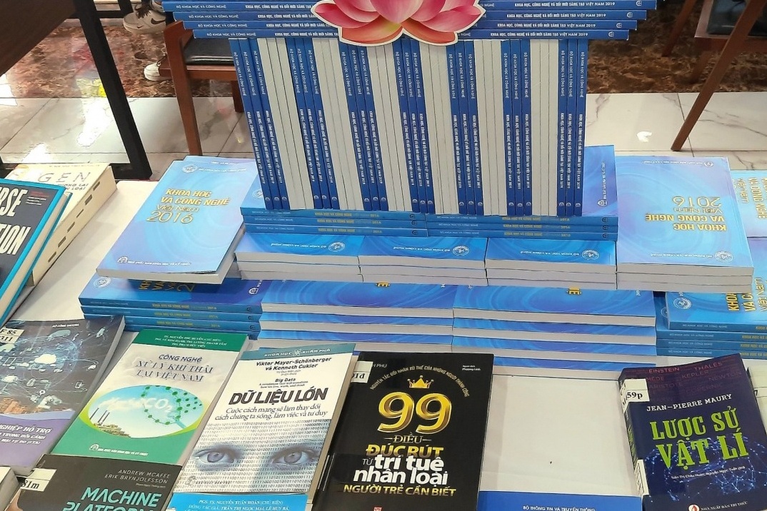 Trien lam sach khoa hoc cong nghe: Truyen cam hung sang tao hinh anh