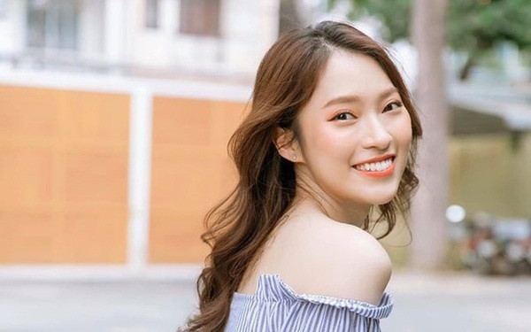 Ba cuon sach truyen cam hung cho MC Khanh Vy hinh anh