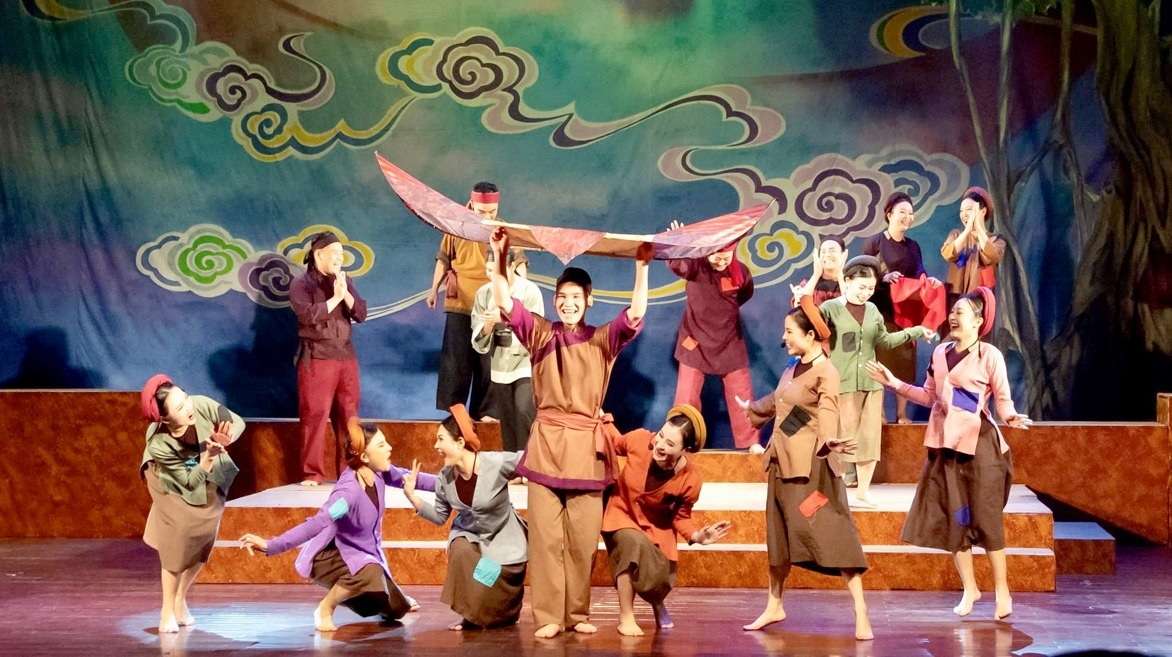 Dua van hoc nha truong len san khau: Suc song moi cho nghe thuat hinh anh