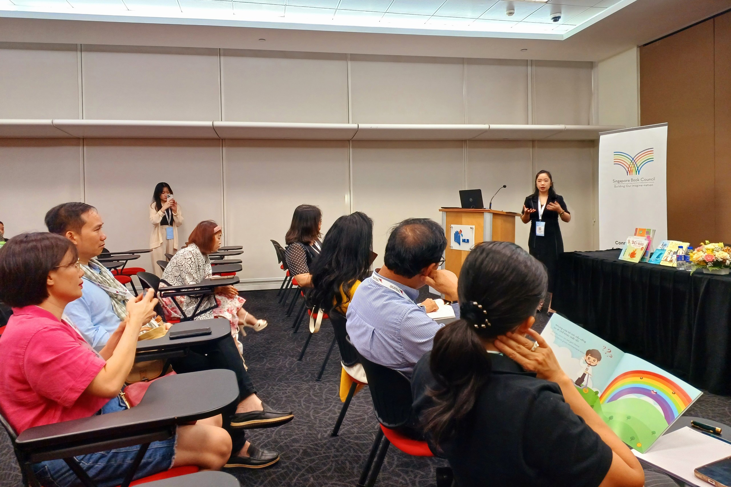 Gioi thieu sach khoa hoc thieu nhi Viet tai Hoi sach Thieu nhi chau A hinh anh