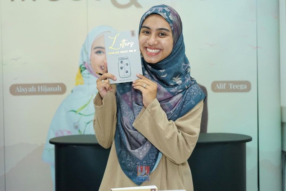 Nguoi Malaysia keo vali di mua sach hinh anh