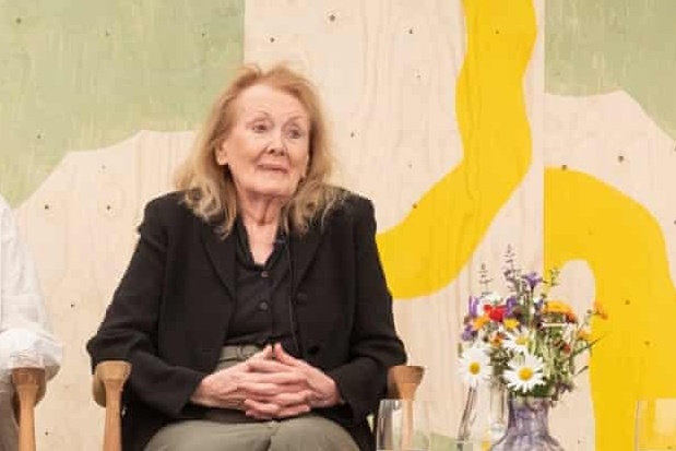 Annie Ernaux: 'Giai Nobel roi vao doi toi nhu mot qua bom' hinh anh