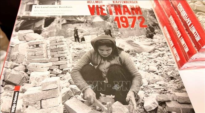 Nha bao Duc ra cuon sach moi ve chien tranh Viet Nam nam 1972 hinh anh