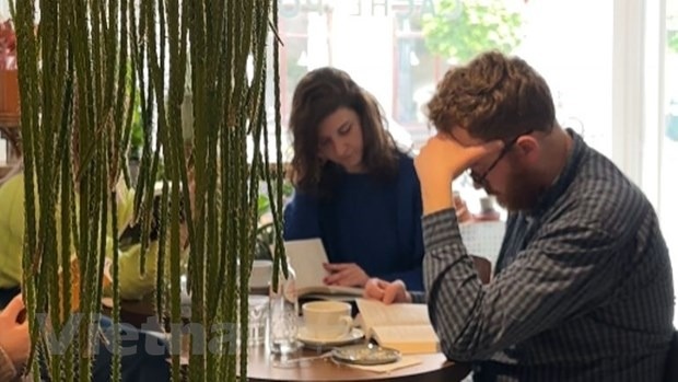 'Cache-pot' voi mo hinh doc sach cham thu hut doc gia Bi hinh anh