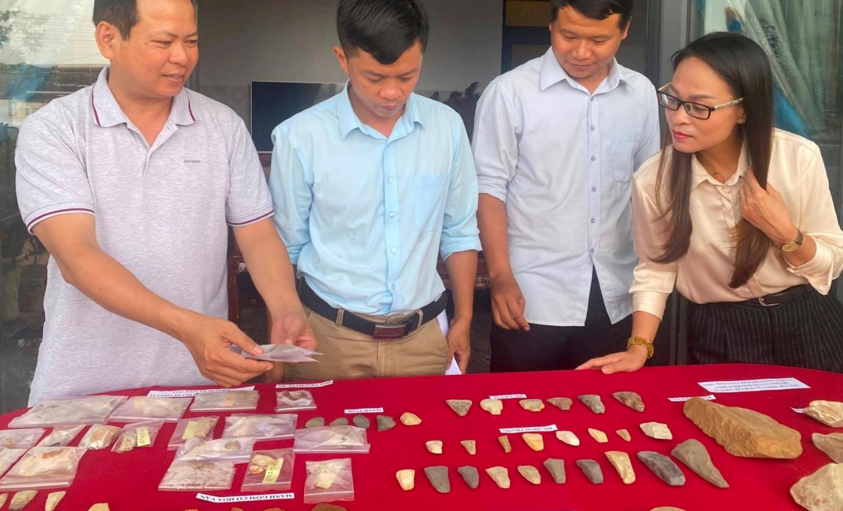 Nhieu di vat nguyen thuy cach day 3.500 nam duoc khai quat o Dak Nong hinh anh