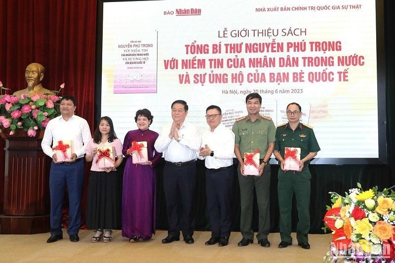 Ra mat sach ve niem tin cua nhan dan voi Tong bi thu Nguyen Phu Trong hinh anh