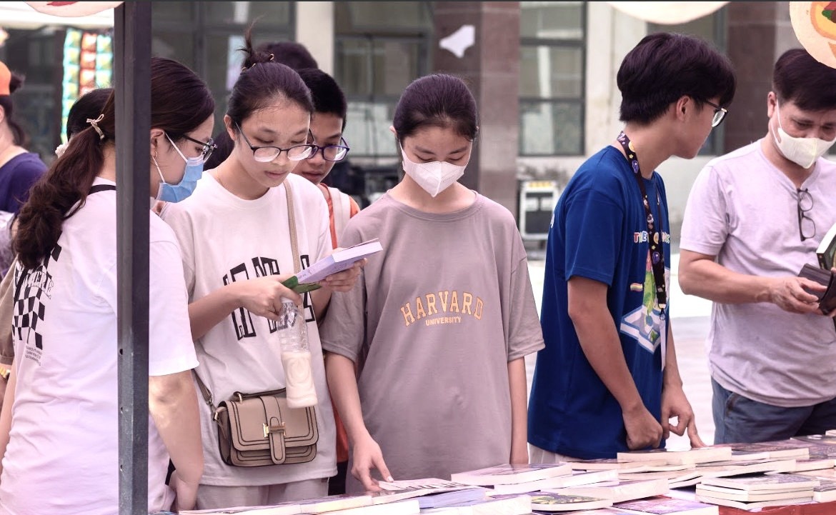 lan toa van hoa doc anh 2