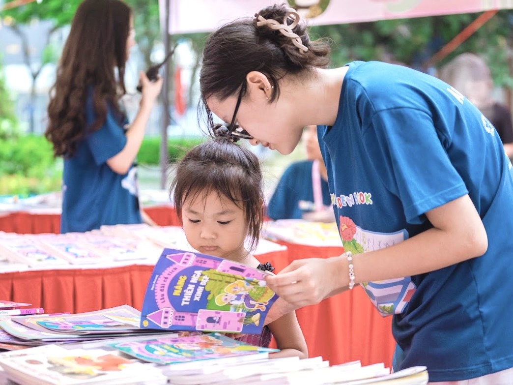 Nhom ban tre to chuc hoi cho sach, lan toa van hoa doc hinh anh