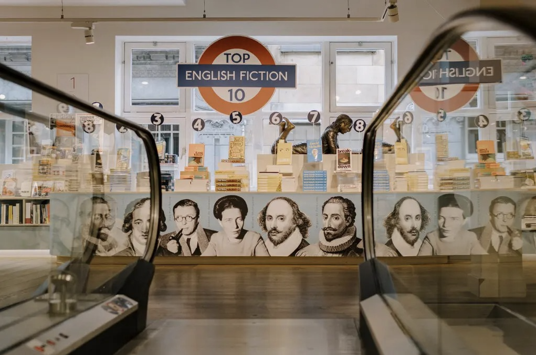 Sach viet bang tieng Anh pho bien khap chau Au hinh anh