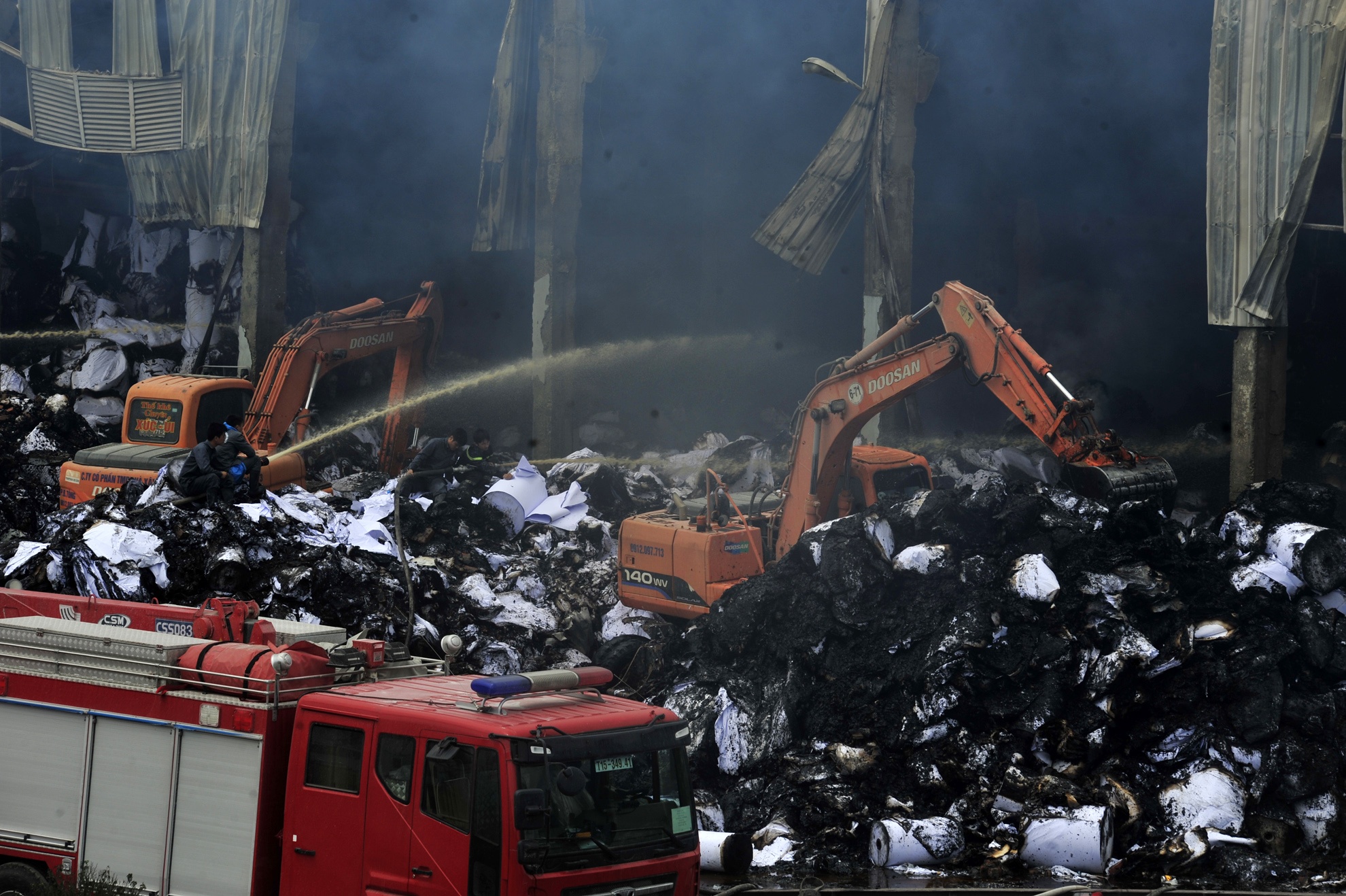 Kho giay 30.000 tan tan hoang sau 10 gio hoa hoan hinh anh