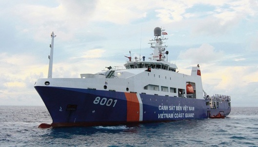 Doi tau Viet Nam doi mat voi tau Trung Quoc hinh anh