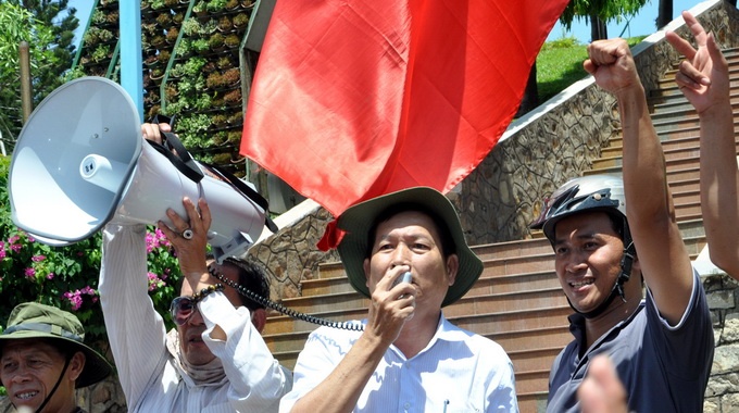 Bi thu thanh uy 'xuong duong' cung doan bieu tinh hinh anh