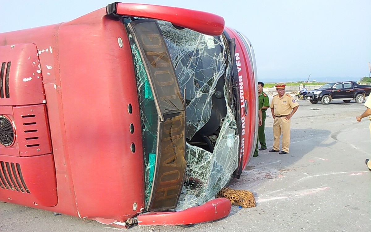 Xe Hoang Long lat nghieng, hon 20 nguoi nhap vien hinh anh