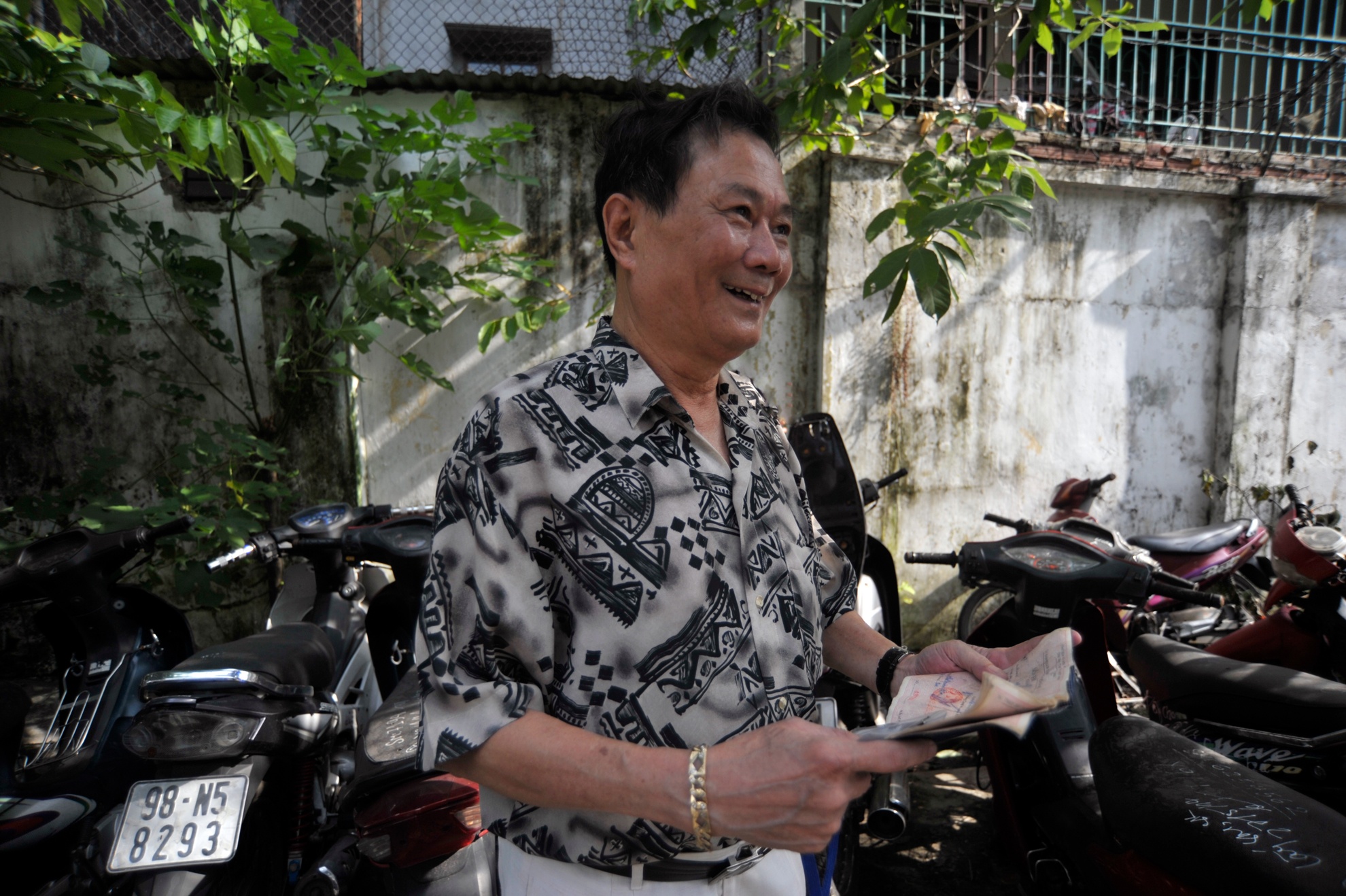 Quyển sổ hộ khẩu của con trai ông Hùng còn lành lặn trong cốp xe sau gần 1 năm mất xe.