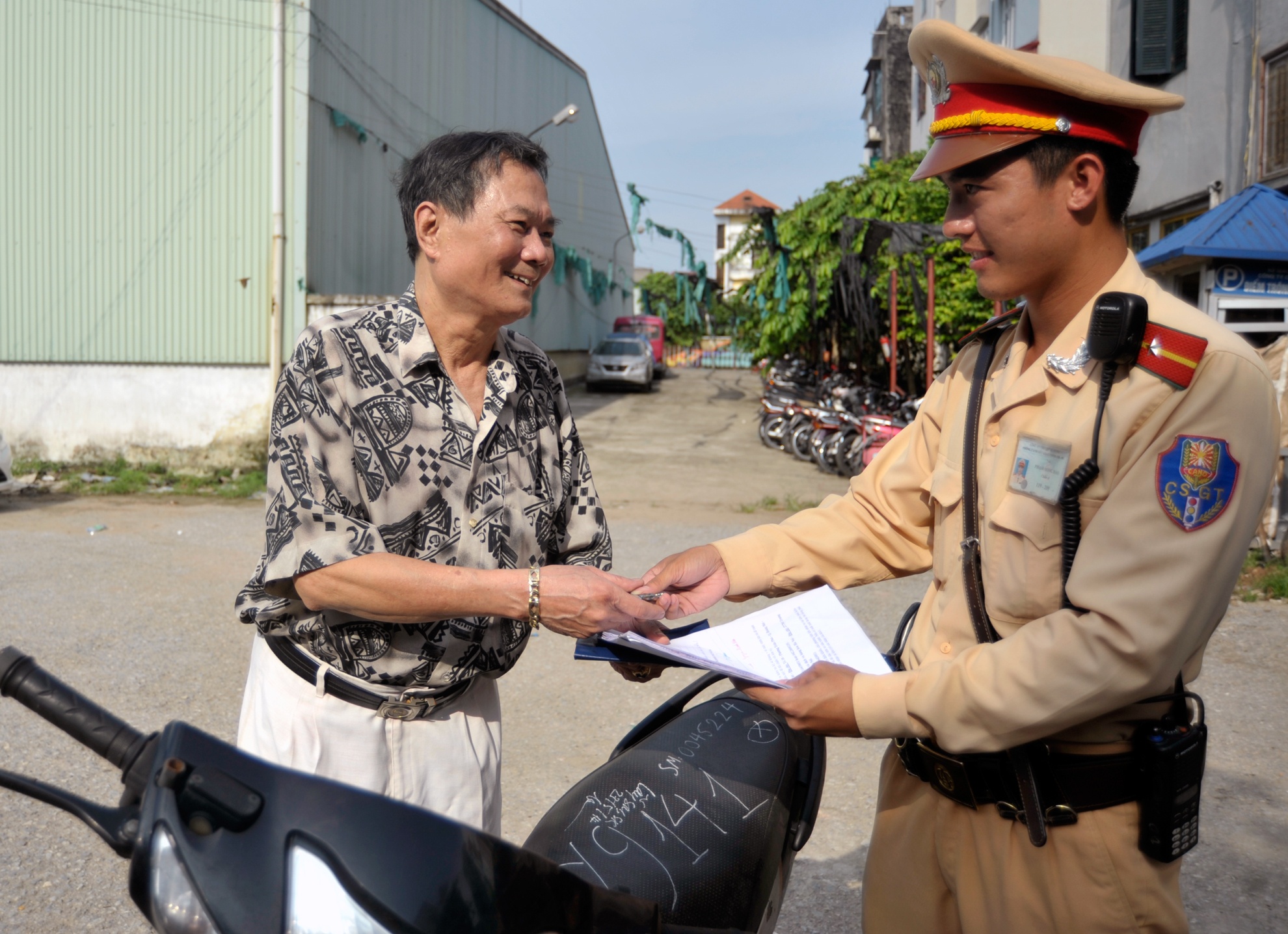 Nhan lai xe may sau gan mot nam mat trom hinh anh