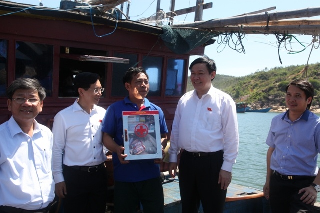 Ong Vuong Dinh Hue tang thuoc cho ngu dan Hoang Sa hinh anh