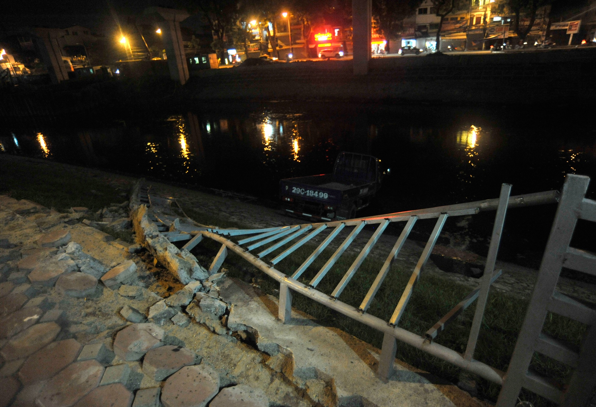 Đoạn lan can bảo vê bị kéo sập. Ảnh: Hoàng Anh.