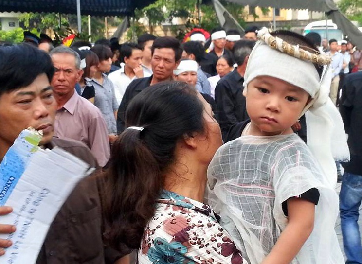 Cậu con trai 2 tuổi của chiến sĩ Chử Văn Minh. Ảnh: Mạnh Thắng.