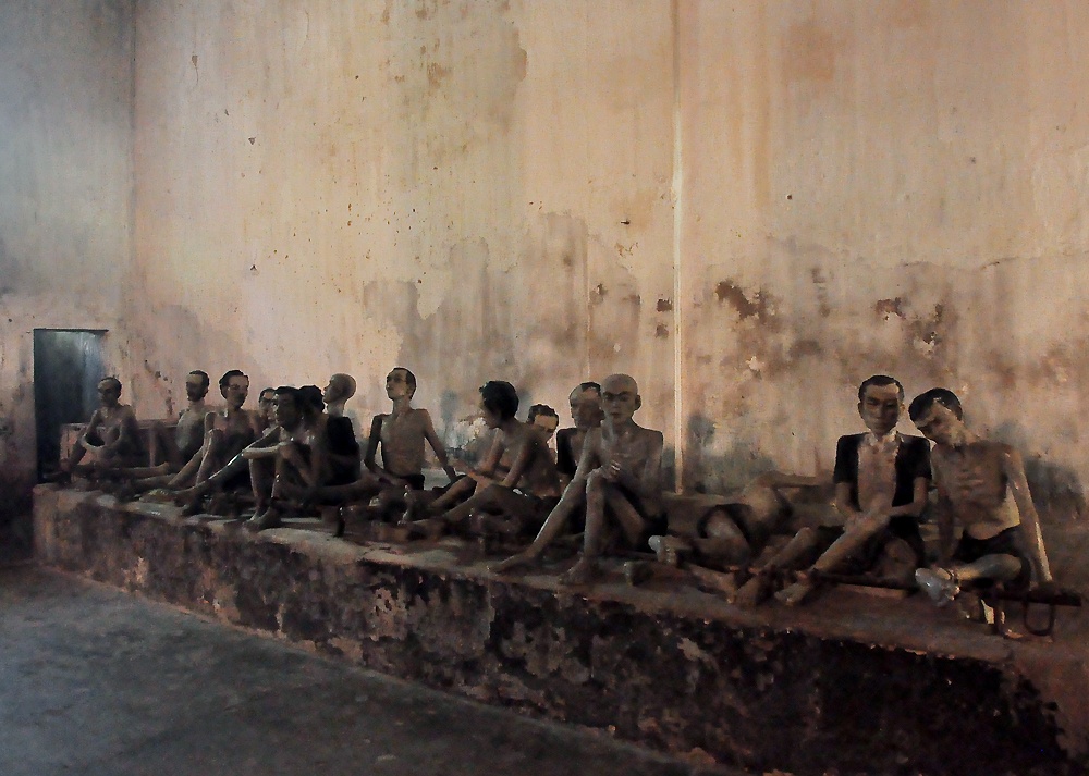 Khu biệt giam với 20 hầm đá mới thực sự khiến những ai ghé thăm đều có cảm giác rợn người với những bức tường đã phủ đầy rêu phong nhưng vẫn còn cảm giác ớn lạnh.