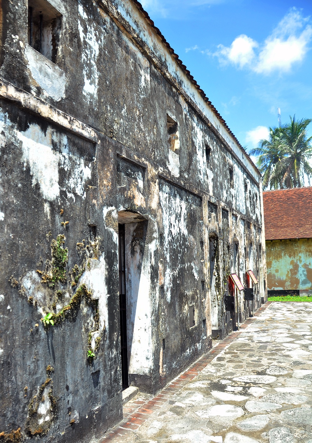 Nơi đây cũng có khu biệt giam đặc biệt dành cho các tù nhân cách mạng nữ. Họ bị xiềng xích và tra tấn cho đến chết.
