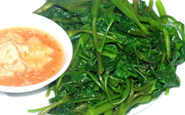 Ca gia dinh nguy kich sau khi an rau muong luoc cham chao hinh anh