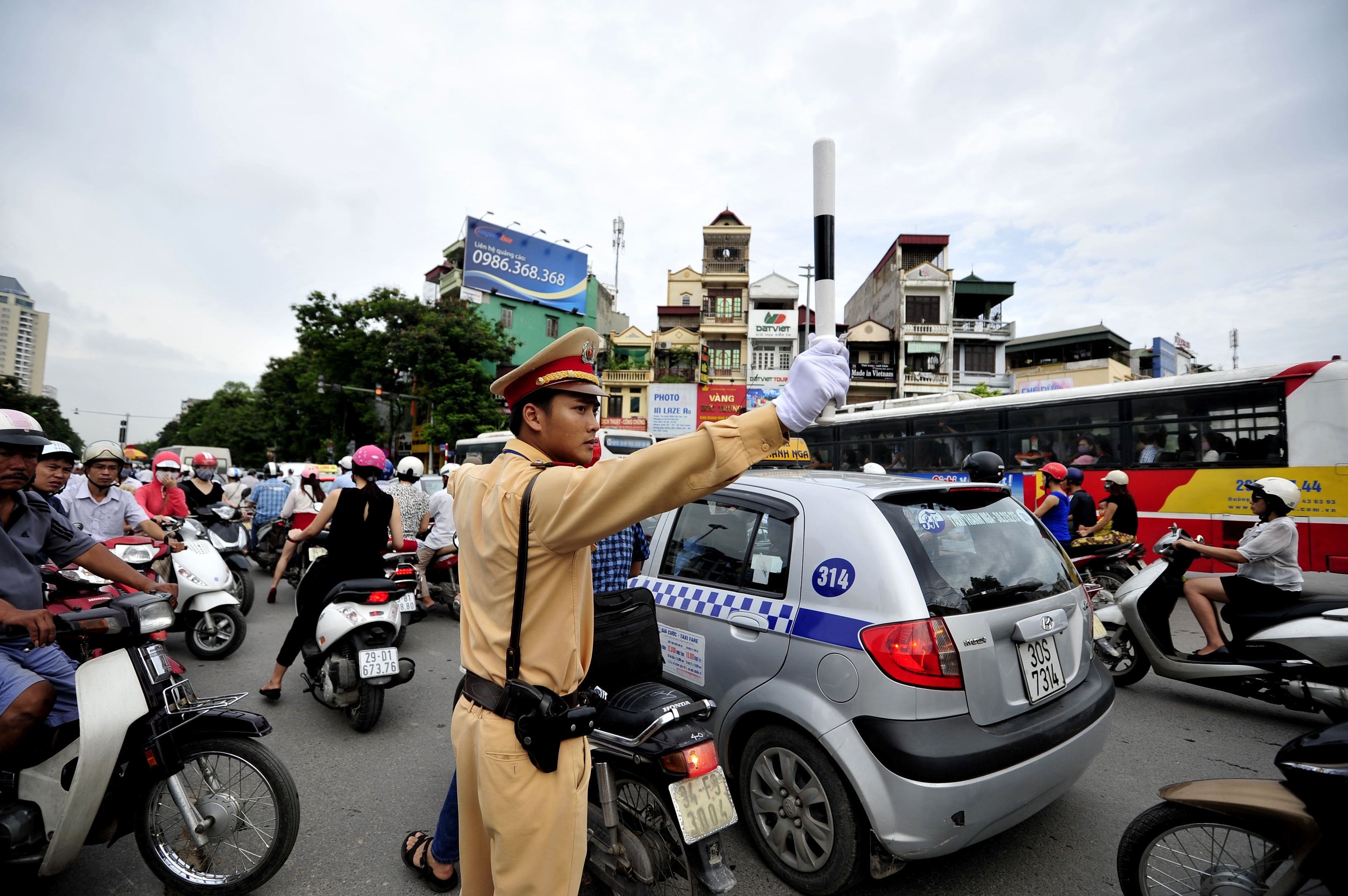 Tuyen huyet mach o Ha Noi un tac du chua cam oto hinh anh