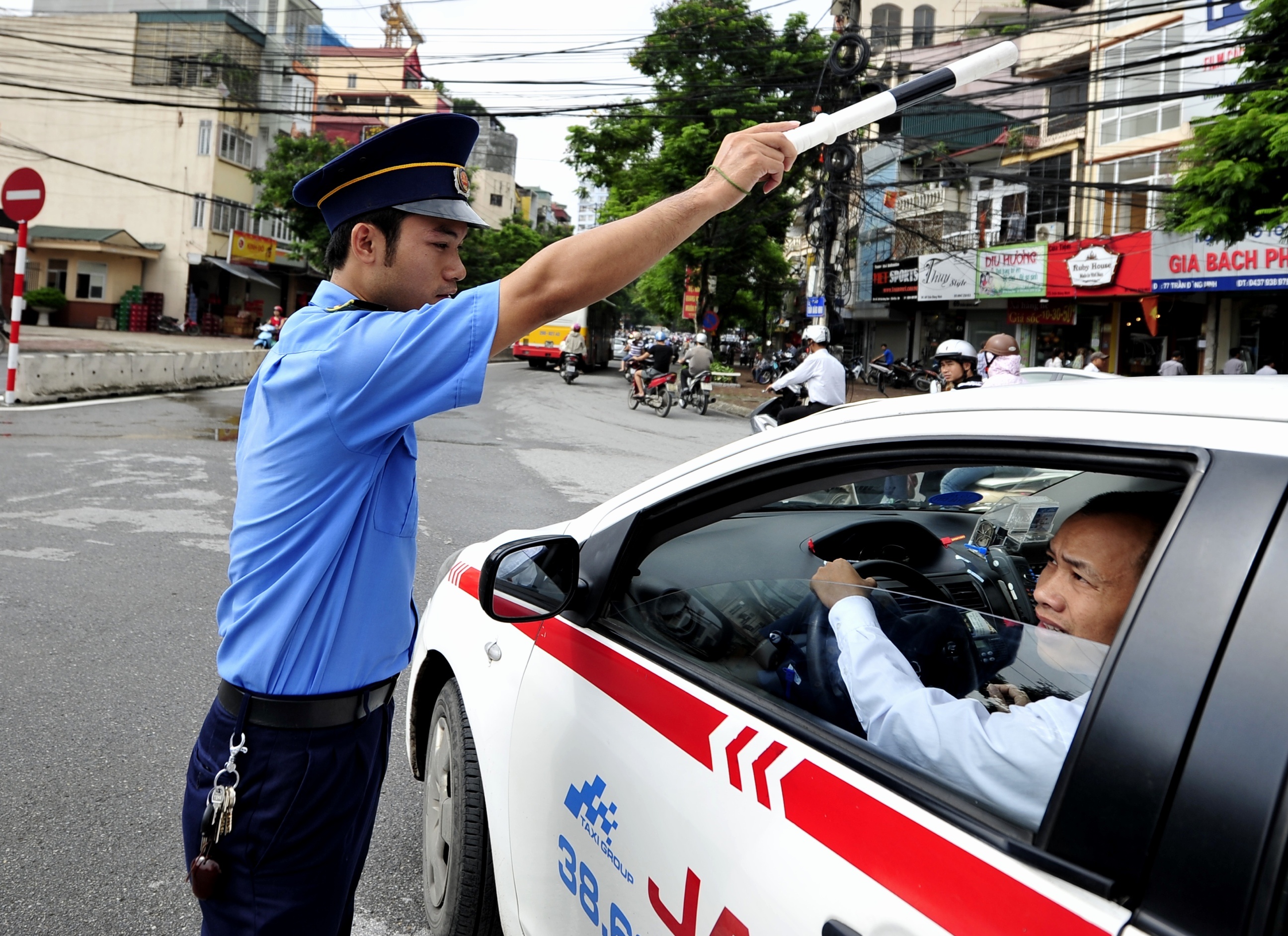 Do chưa cắm biển hướng dẫn các xe ô tô đi từ ngã 4 Trần Đăng Ninh - Chùa Hà được phân làn từ xa bởi lực lượng GTCC