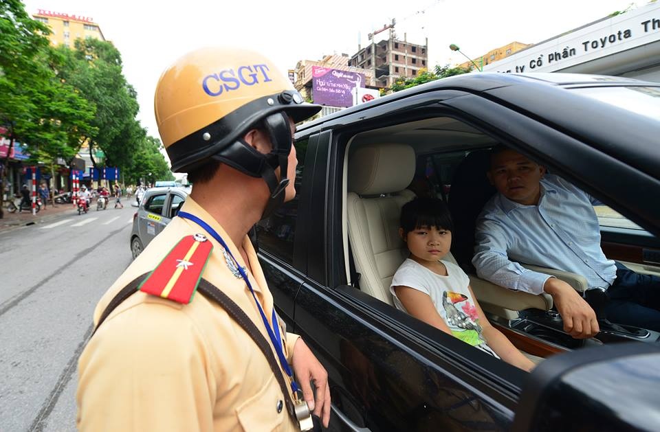 sáng 30/8, Thượng úy Đào Việt Long, đội trưởng đội CSGT số 6 cho biết đơn vị đã lập 2 tổ công tác chốt tại hai đầu tuyến đường Xuân Thủy - Cầu Giấy thực hiện công tác tuần tra, giám sát và hướng dẫn các phương tiện giao thông, đặc biệt là các ô tô nằm trong diện bị cấm. Thượng úy Long cũng cho biết, theo sự phân công, hai tổ tuần tra này sẽ thực hiện nhiệm vụ đến hết ngày 2/9 và tiếp tục chờ chỉ đạo theo kế hoạch của Sở Giao thông vận tải sau dịp nghỉ lễ quốc khánh.