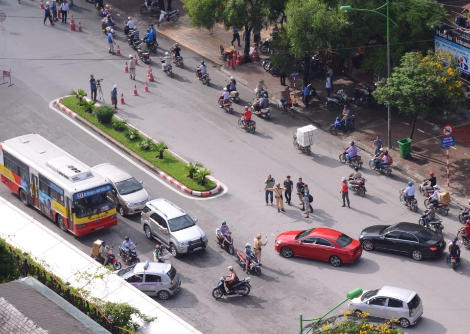 Cảnh sát giao thông đứng chốt phân luồng.