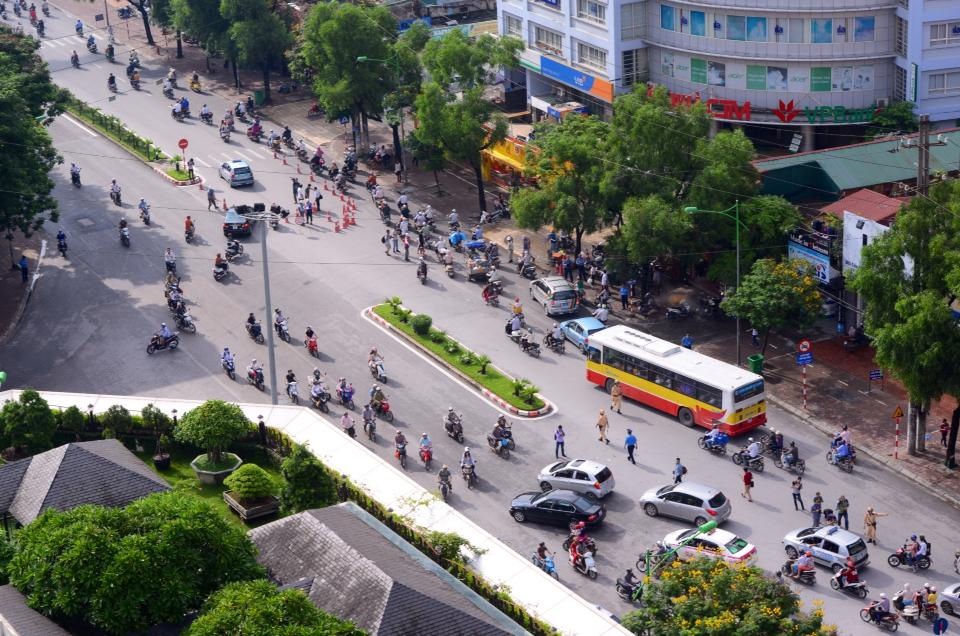 Ôtô được phân luồng, rẽ từ Cầu Giấy sang Trần Đăng Ninh.