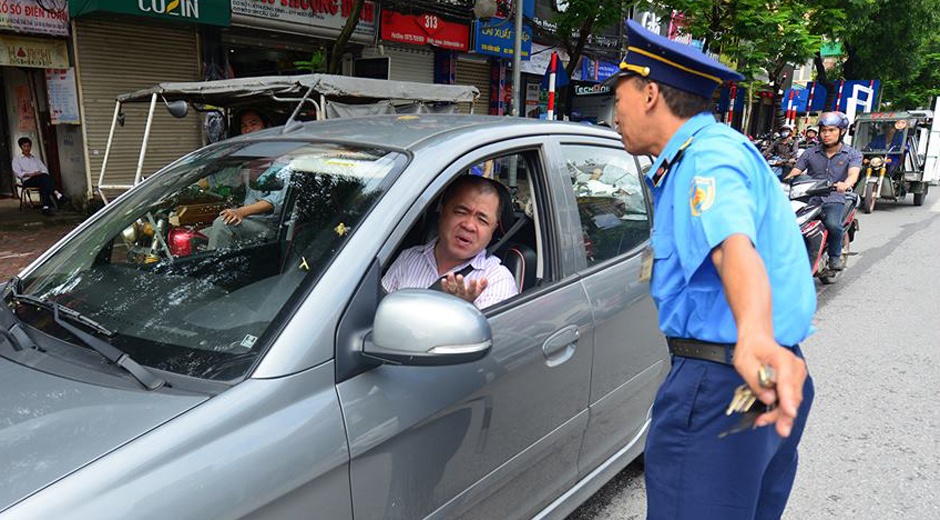 Nhieu nguoi bat ngo khi Ha Noi cam oto tren duong huyet mach hinh anh